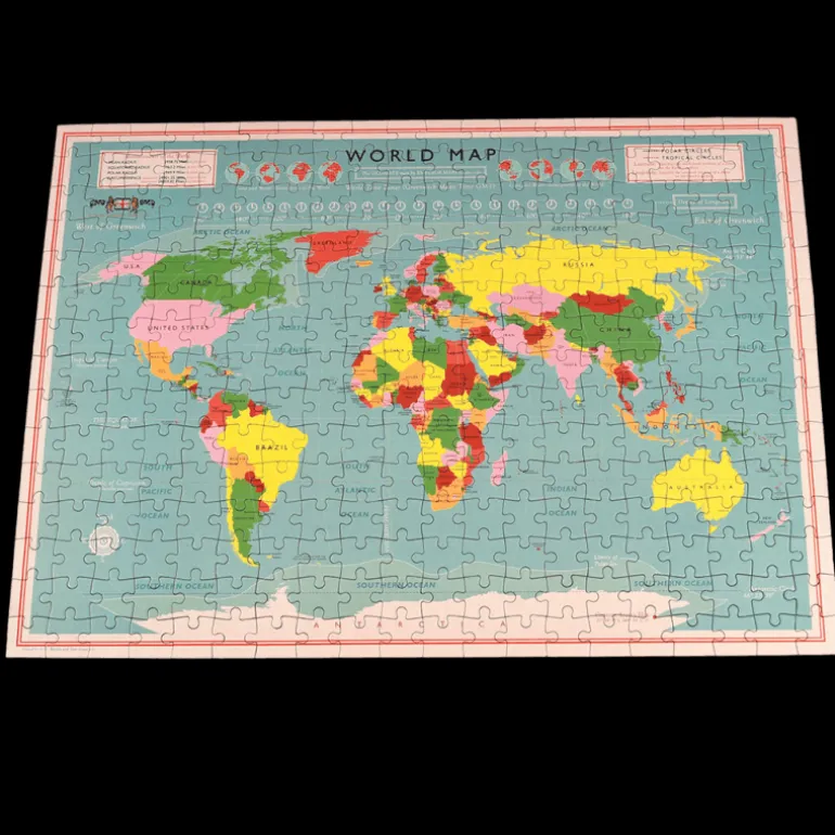 Puzzle World Map Dans Un Rouleau